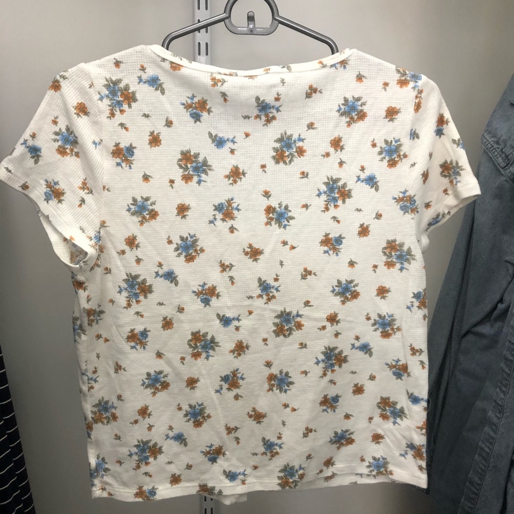 Floral Button-Up Crop Top - Picture 2 of 2